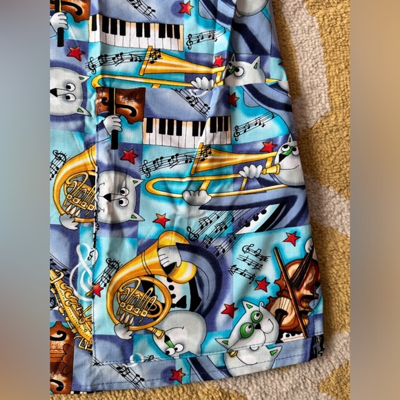 Women’s Scrub Top XXL NEW by White Cross - Fun Cats Playing Jazz NEVER WORN - Picture 6 of 7